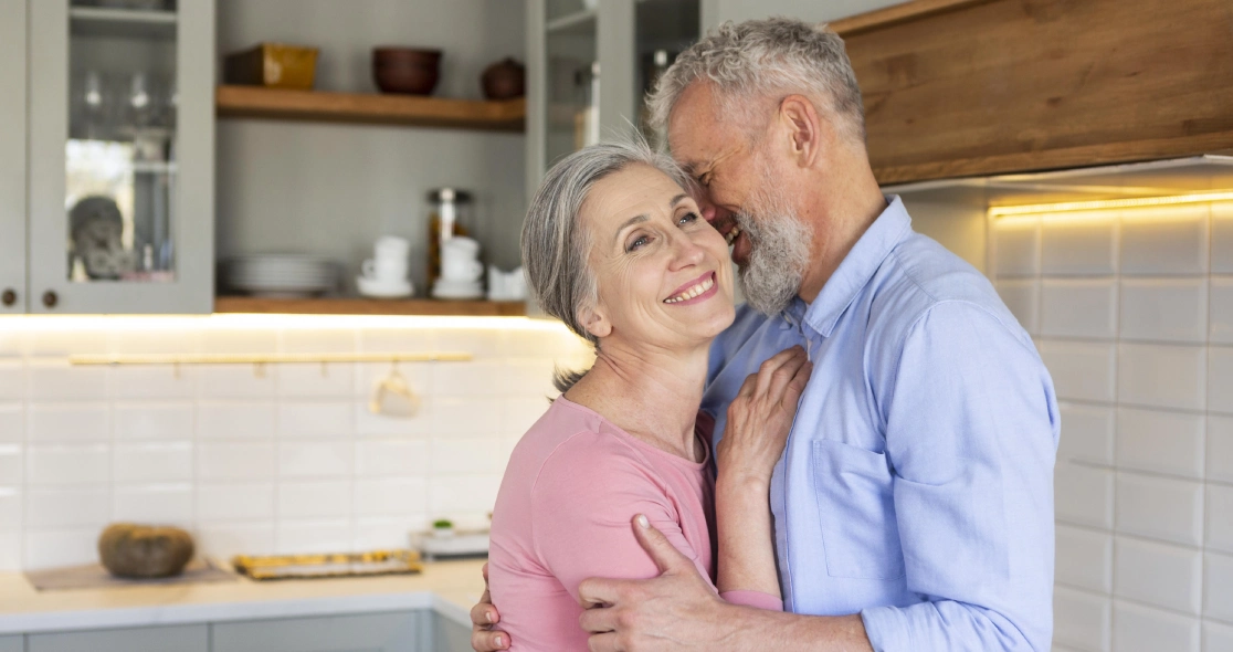 Casal sênior apaixonados com um relacionamento saudável e feliz.