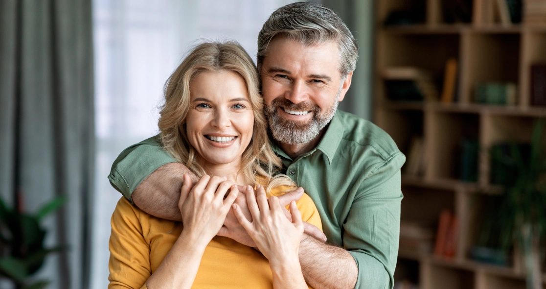 Casal sênior abraçados e felizes com seu relacionamento. 