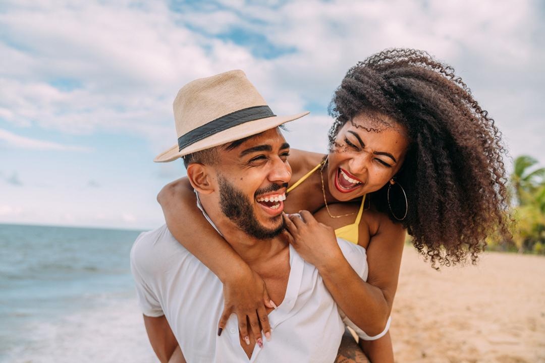 Casal nas férias de julho